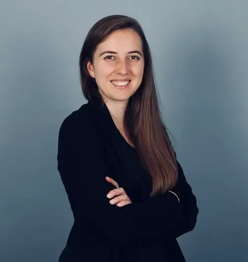 Portrait de psychologue spécialiste en résilience dans son cabinet à Paris 16 - Accompagnement thérapeutique personnalisé